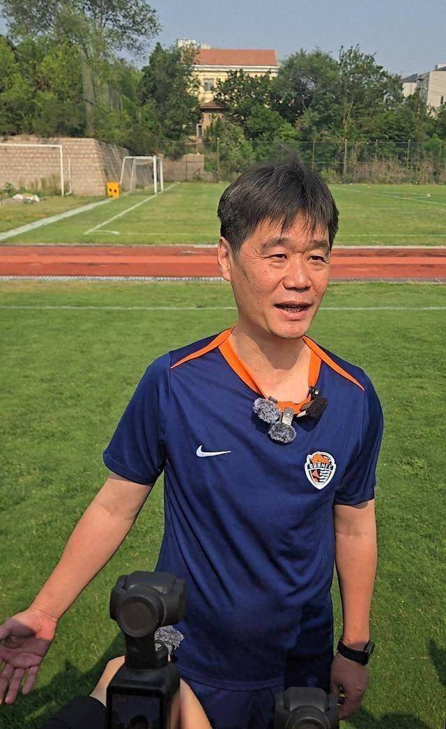 包含上海海港训练开放日；转会期回应争议引欢呼；法国杯在即；赛季目标并未改变的词条