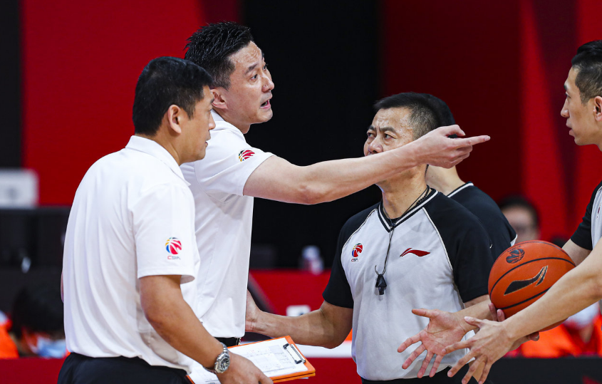 九游体育下载包含今晚体能课后，北京首钢更衣室发声备战德甲，质疑声仍在，身体对抗强度拉满的词条